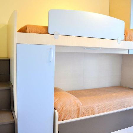 Small Residence Of Only 18 Apartments With Swimming Pool Lazise Esterno foto