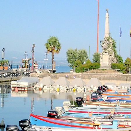 Small Residence Of Only 18 Apartments With Swimming Pool Lazise Esterno foto