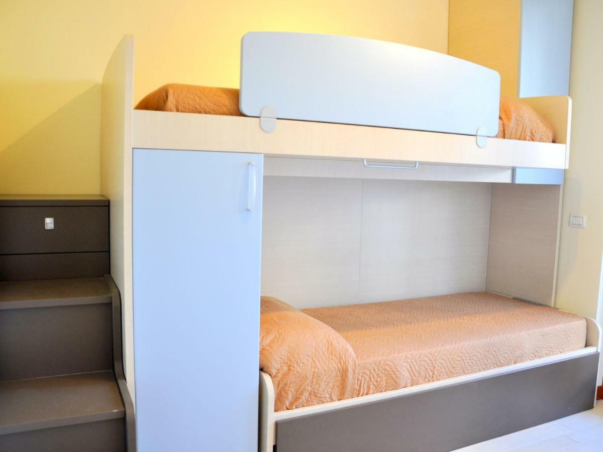 Small Residence Of Only 18 Apartments With Swimming Pool Lazise Esterno foto