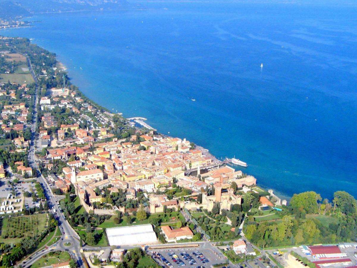 Small Residence Of Only 18 Apartments With Swimming Pool Lazise Esterno foto