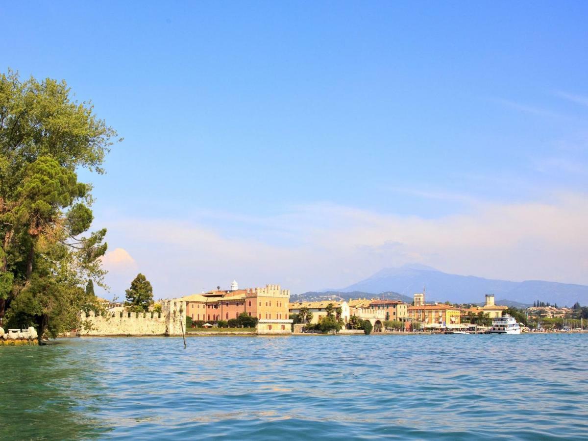 Small Residence Of Only 18 Apartments With Swimming Pool Lazise Esterno foto